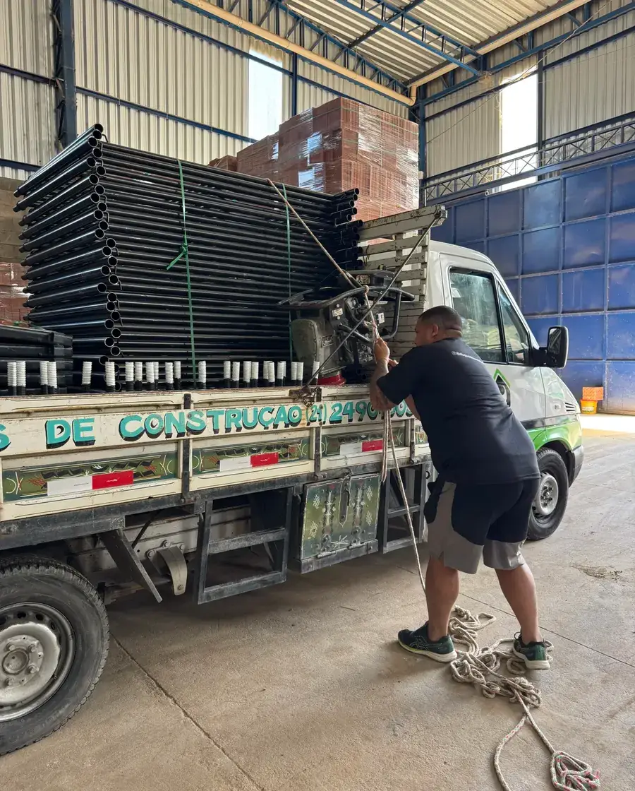 Profissional do Aluguel do Construtor preparando a carga de andaimes para entrega na obra