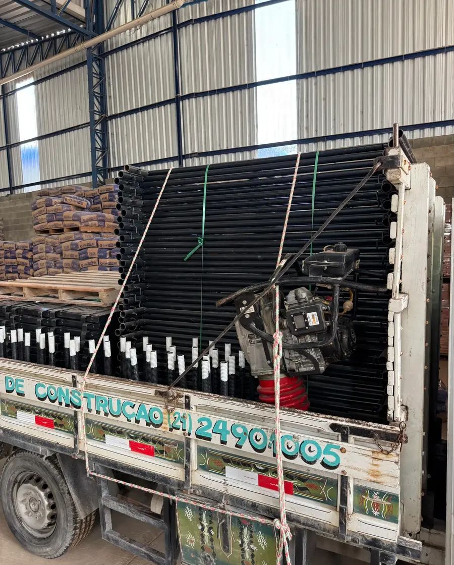 Andaimes empilhados e prontos para carga no galpão do Aluguel do Construtor