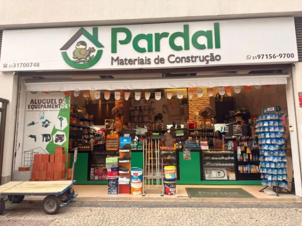 Fachada da loja Pardal Materiais de Construção, em Botafogo, com a faixa de aluguel de equipamentos na vitrine