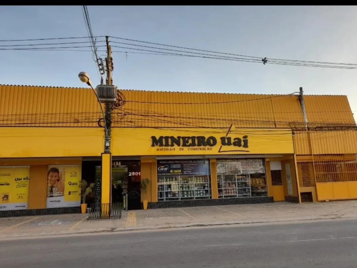 Fachada da loja Mineiro Uai Materiais de Construção, na Estrada da Matriz, em Pedra de Guaratiba