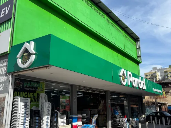 Fachada da loja Pardal Materiais de Construção onde funciona a unidade do Recreio dos Bandeirantes
