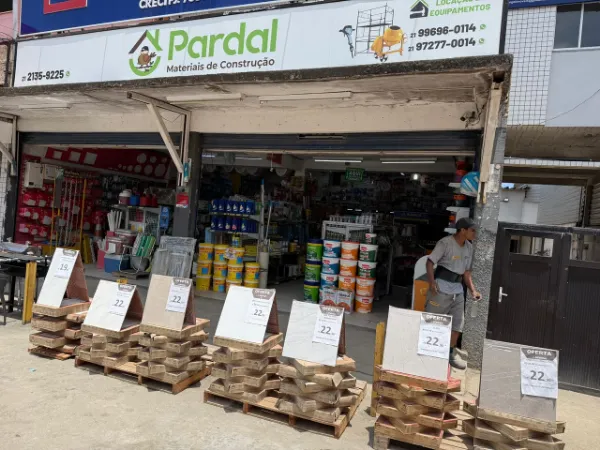 Fachada da loja Pardal Materiais de Construção em Vargem Grande, com os telefones de locação de equipamentos na placa